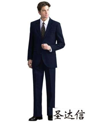 保持整潔是男士們穿好定制西服很重要的一個環(huán)節(jié)。